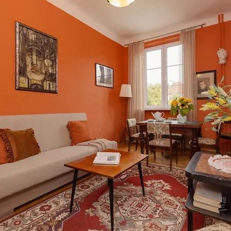 New Town Square For 5 Guests By Renters Apartment *