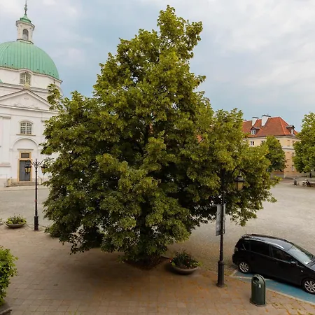 New Town Square For 5 Guests By Renters Apartment *
