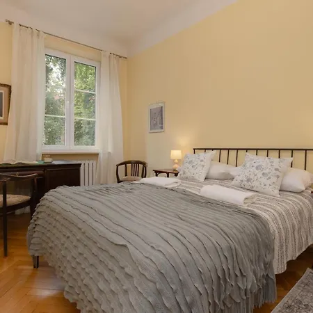 New Town Square For 5 Guests By Renters Apartment *