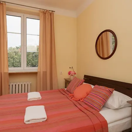 New Town Square For 5 Guests By Renters