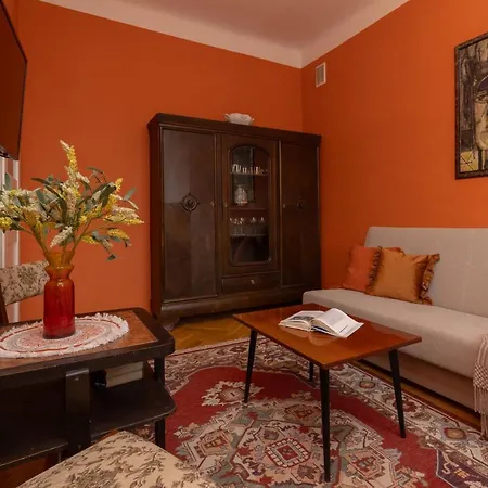 New Town Square For 5 Guests By Renters Apartman