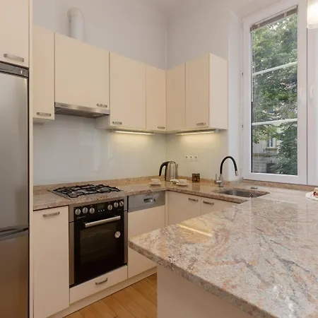 New Town Square For 5 Guests By Renters شقة وارسو