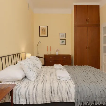 New Town Square For 5 Guests By Renters