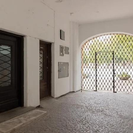 New Town Square For 5 Guests By Renters Appartement